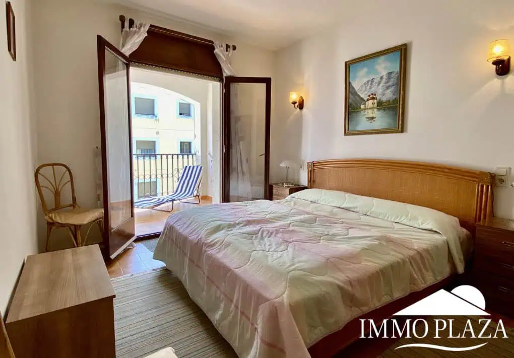 Spacious and bright crossing apartment (96m2) overlooking the canal with 2 terraces.