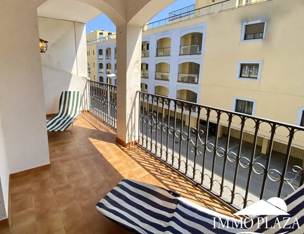 Spacious and bright crossing apartment (96m2) overlooking the canal with 2 terraces.