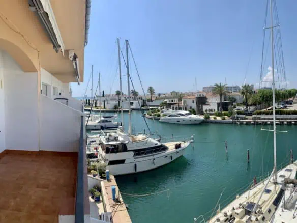 Spacious and bright crossing apartment (96m2) overlooking the canal with 2 terraces.