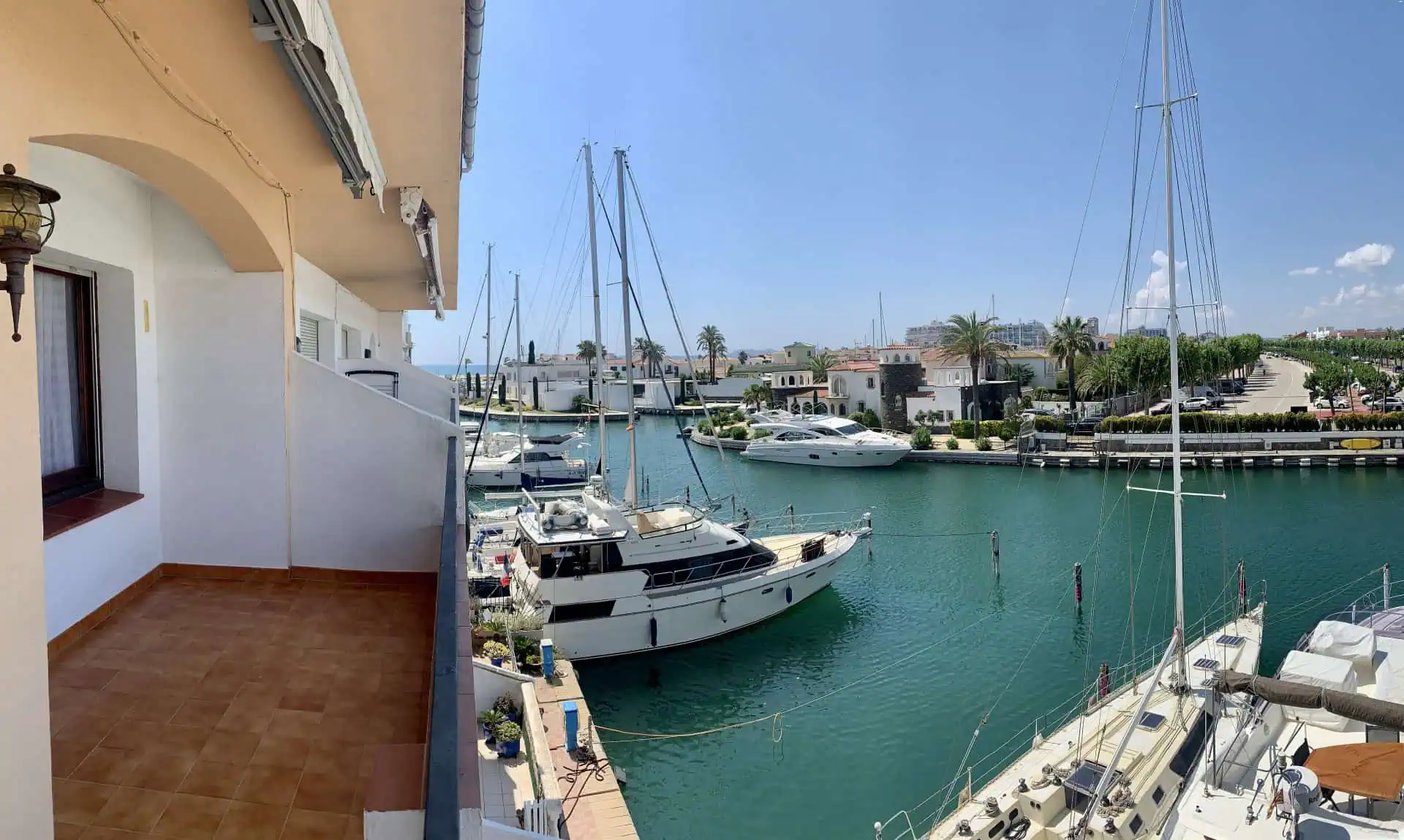 25052023114615_568 Spacious and bright crossing apartment (96m2) overlooking the canal with 2 terraces.