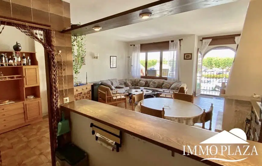Spacious and bright crossing apartment (96m2) overlooking the canal with 2 terraces.