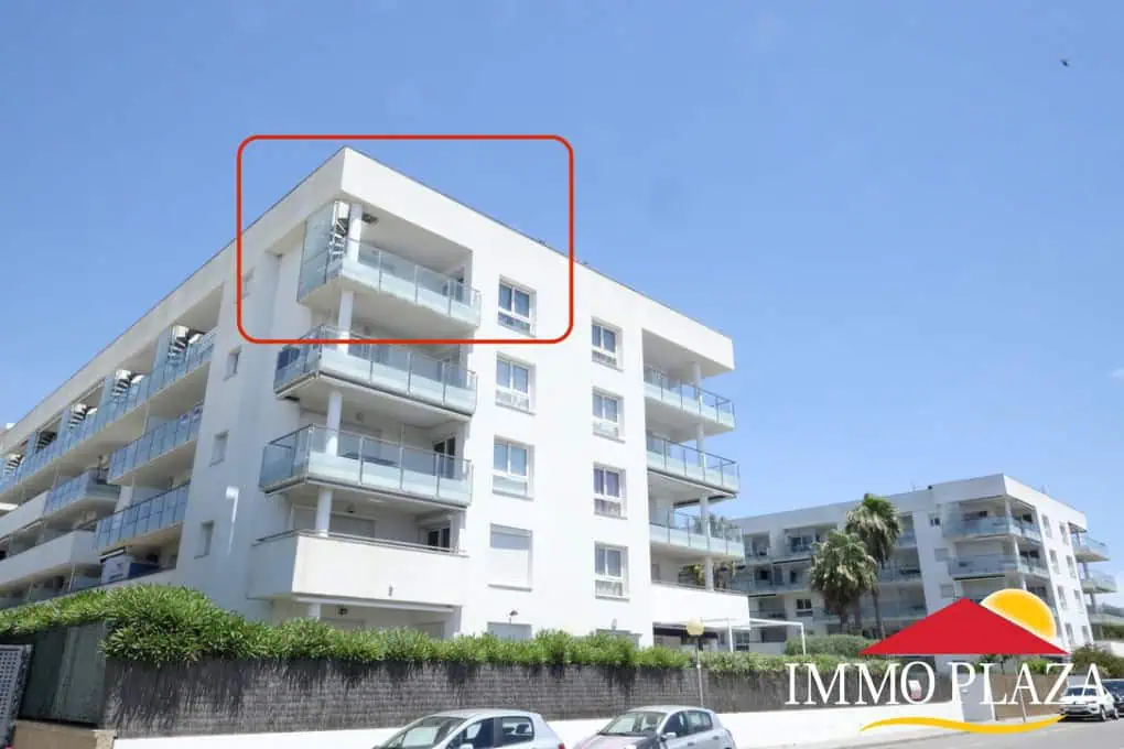 Magnificent penthouse with sea views and 66m2 solarium – 2 bedrooms – private parking – storage room – community pool – Rosas, Costa Brava