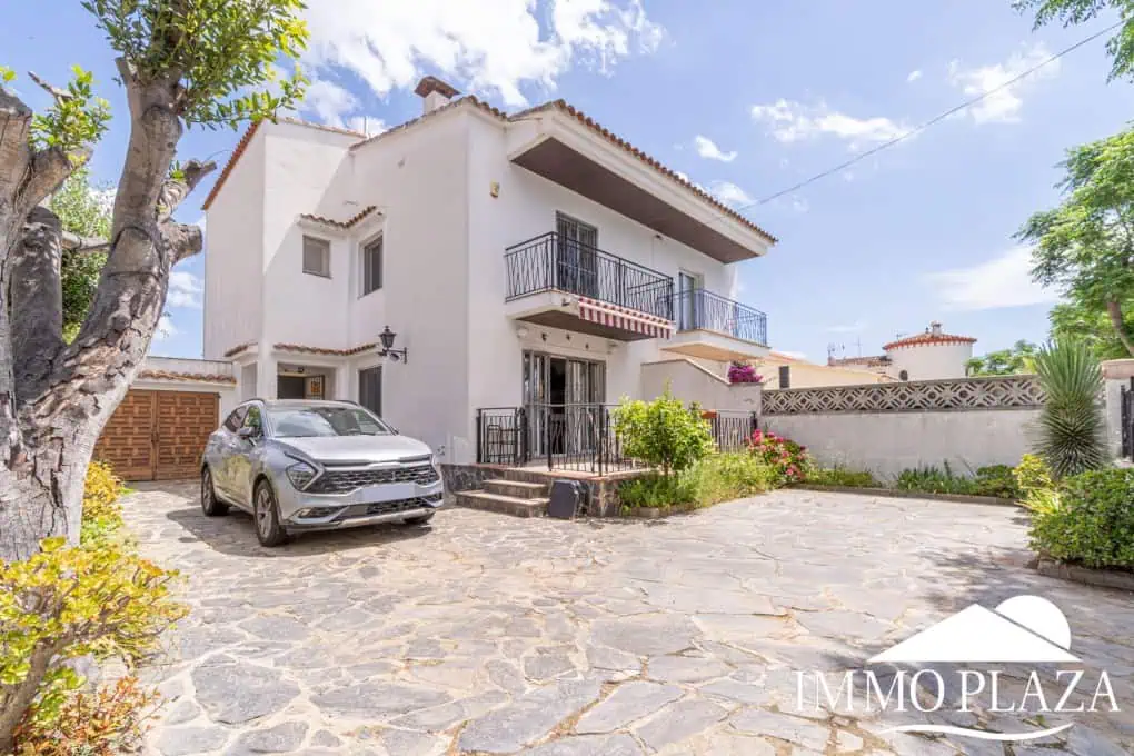 Spacious family house, 4 bedrooms, 2 bathrooms, garage and 2 private parking spaces, pool possible.