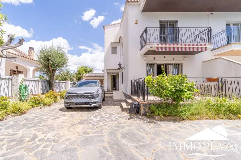 Spacious family house, 4 bedrooms, 2 bathrooms, garage and 2 private parking spaces, pool possible.