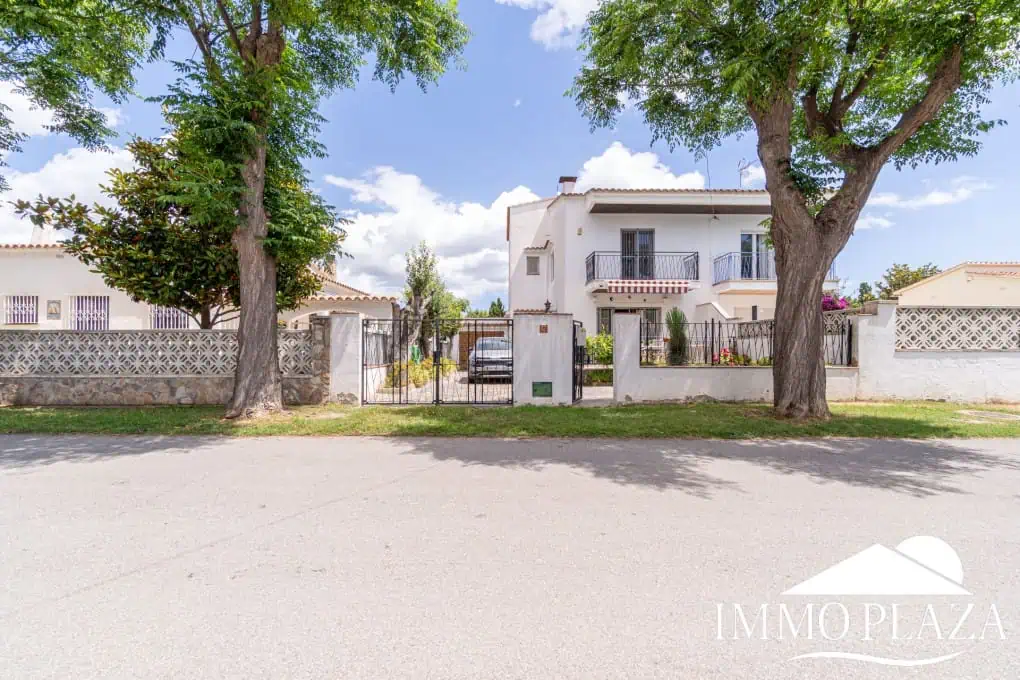 Spacious family house, 4 bedrooms, 2 bathrooms, garage and 2 private parking spaces, pool possible.