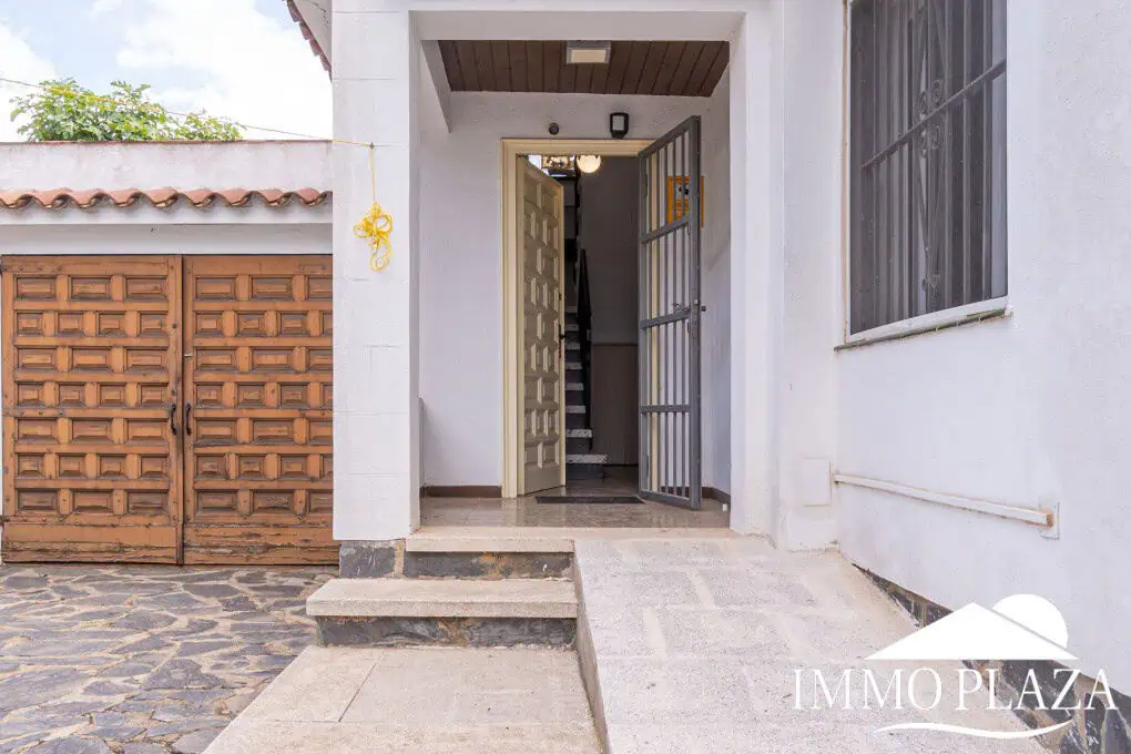 Spacious family house, 4 bedrooms, 2 bathrooms, garage and 2 private parking spaces, pool possible.