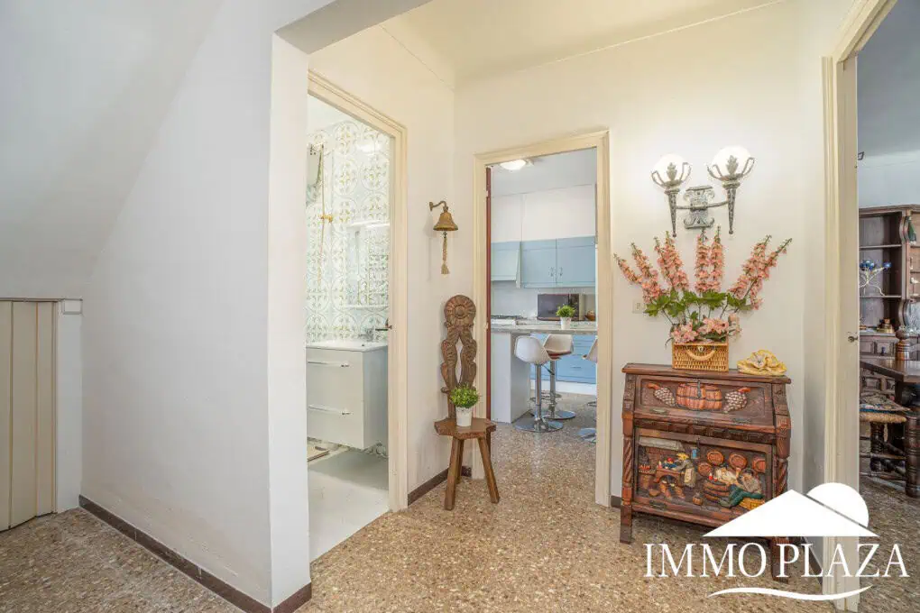 Spacious family house, 4 bedrooms, 2 bathrooms, garage and 2 private parking spaces, pool possible.