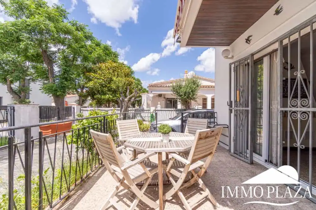 Spacious family house, 4 bedrooms, 2 bathrooms, garage and 2 private parking spaces, pool possible.