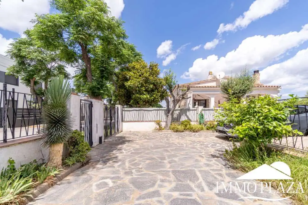 Spacious family house, 4 bedrooms, 2 bathrooms, garage and 2 private parking spaces, pool possible.