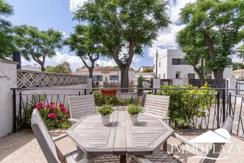 Spacious family house, 4 bedrooms, 2 bathrooms, garage and 2 private parking spaces, pool possible.