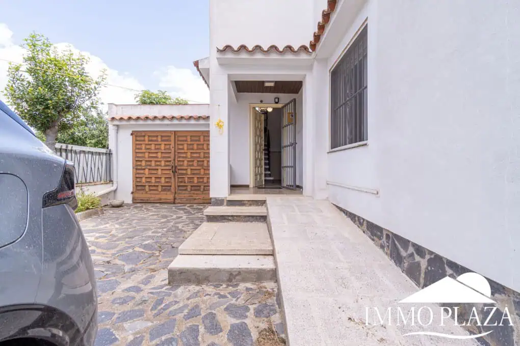 Spacious family house, 4 bedrooms, 2 bathrooms, garage and 2 private parking spaces, pool possible.