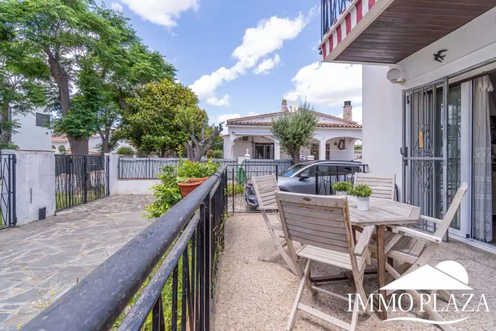 Spacious family house, 4 bedrooms, 2 bathrooms, garage and 2 private parking spaces, pool possible.