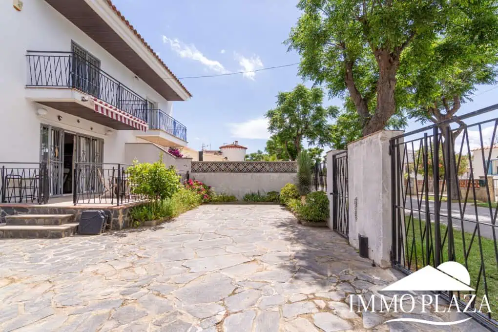 Spacious family house, 4 bedrooms, 2 bathrooms, garage and 2 private parking spaces, pool possible.