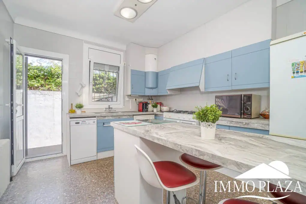 Spacious family house, 4 bedrooms, 2 bathrooms, garage and 2 private parking spaces, pool possible.