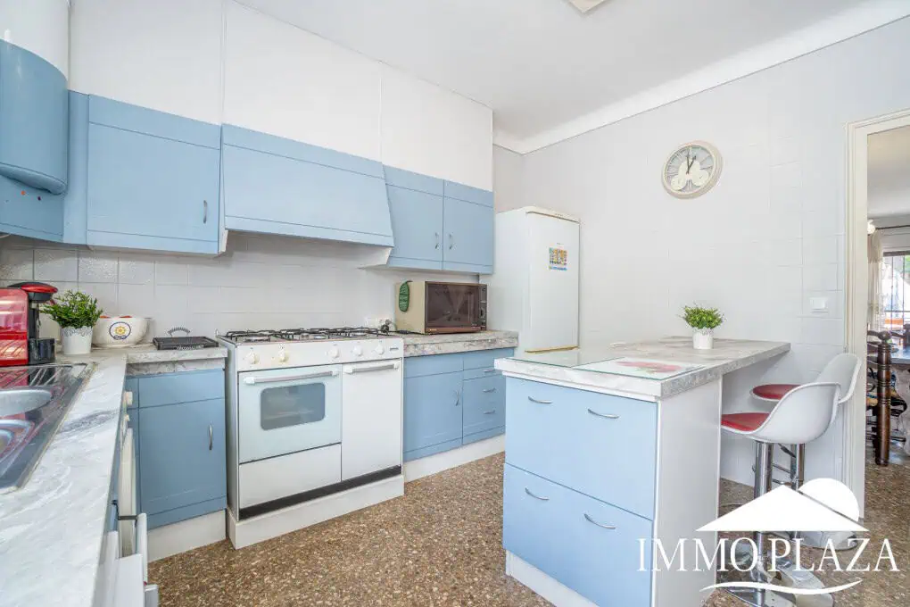 Spacious family house, 4 bedrooms, 2 bathrooms, garage and 2 private parking spaces, pool possible.