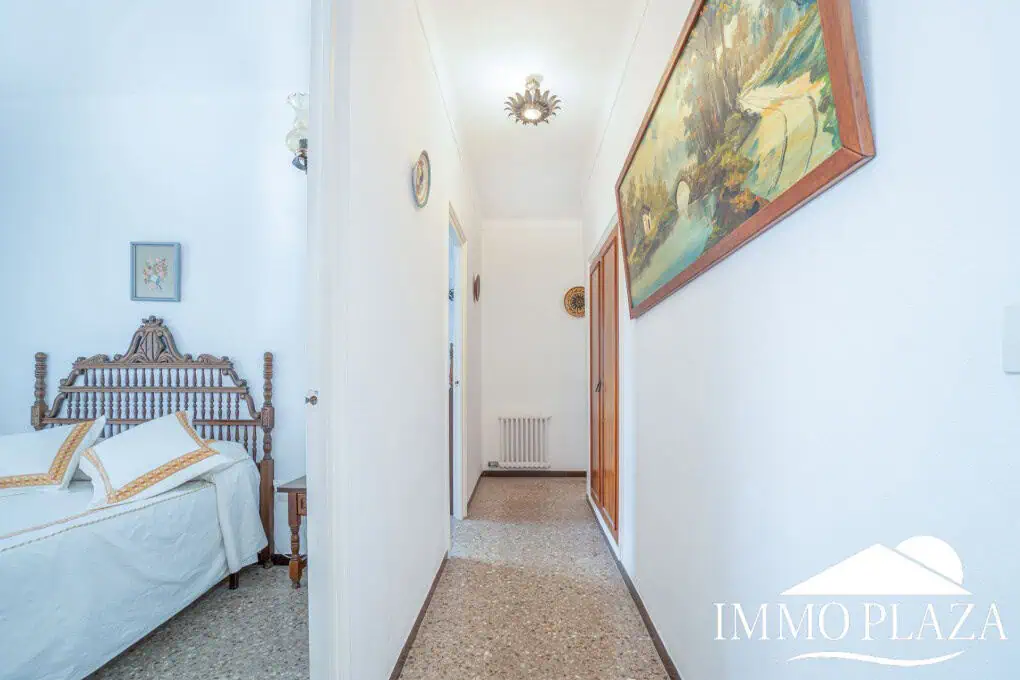 Spacious family house, 4 bedrooms, 2 bathrooms, garage and 2 private parking spaces, pool possible.