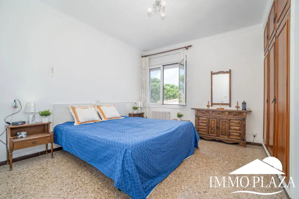 Spacious family house, 4 bedrooms, 2 bathrooms, garage and 2 private parking spaces, pool possible.