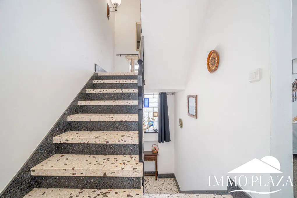 Spacious family house, 4 bedrooms, 2 bathrooms, garage and 2 private parking spaces, pool possible.