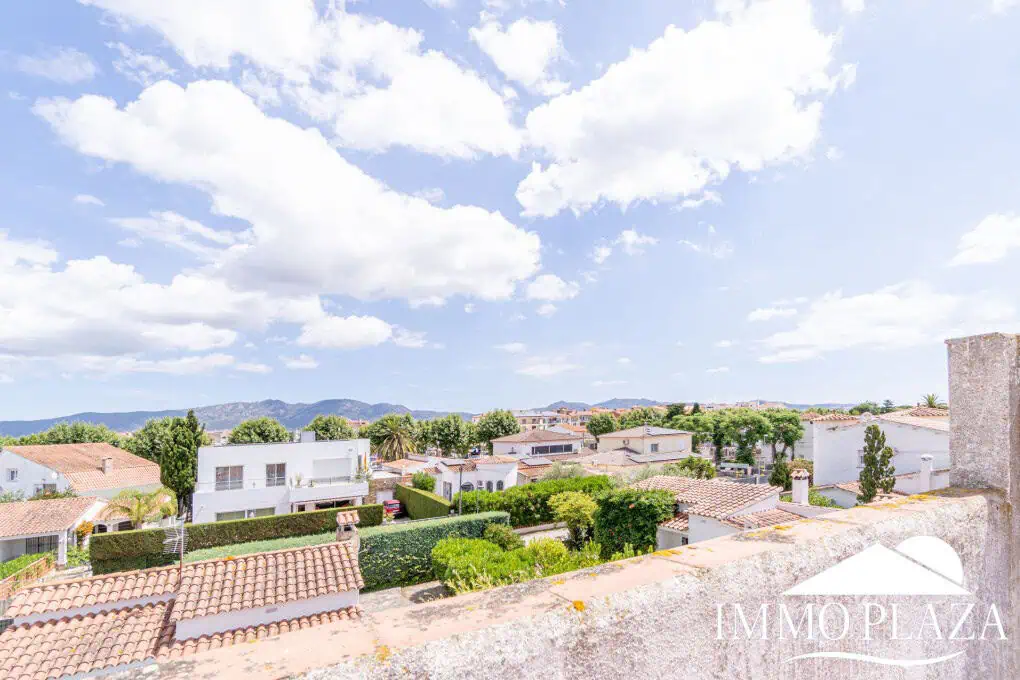 Spacious family house, 4 bedrooms, 2 bathrooms, garage and 2 private parking spaces, pool possible.