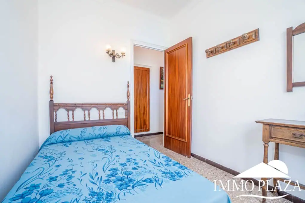 Spacious family house, 4 bedrooms, 2 bathrooms, garage and 2 private parking spaces, pool possible.