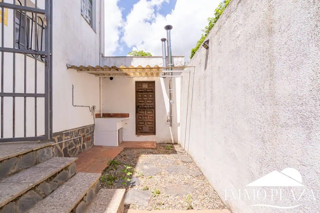 Spacious family house, 4 bedrooms, 2 bathrooms, garage and 2 private parking spaces, pool possible.