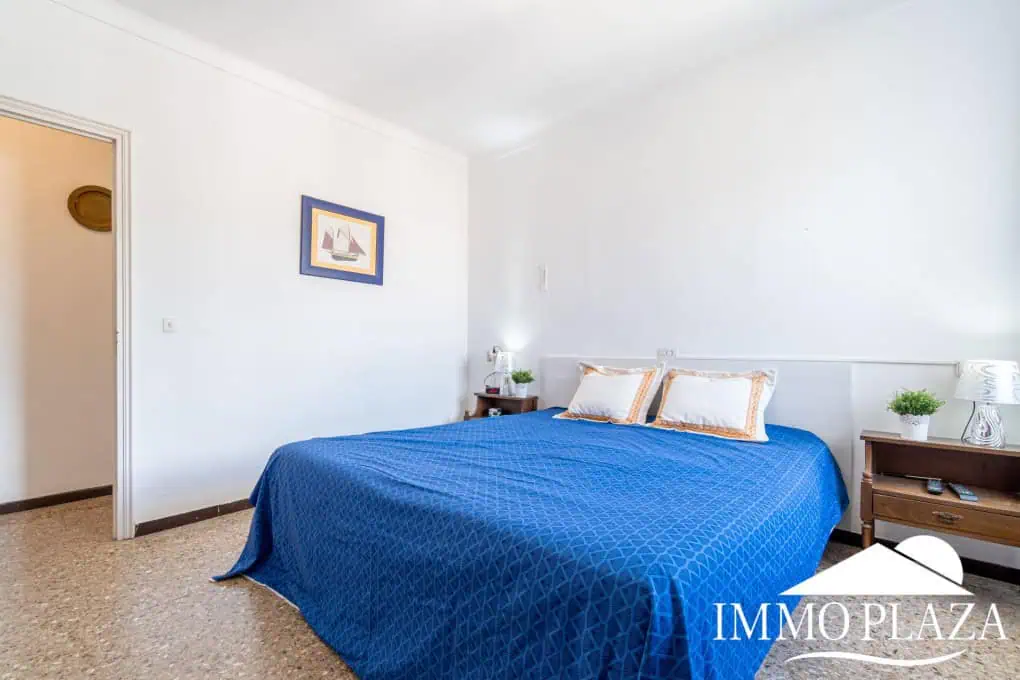 Spacious family house, 4 bedrooms, 2 bathrooms, garage and 2 private parking spaces, pool possible.