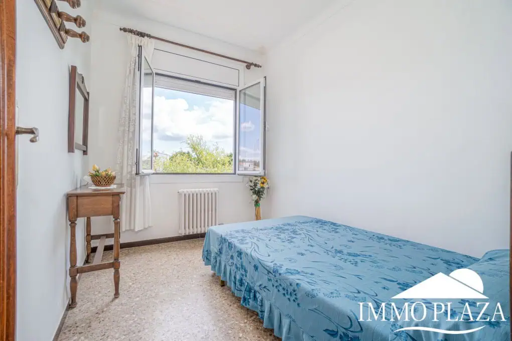 Spacious family house, 4 bedrooms, 2 bathrooms, garage and 2 private parking spaces, pool possible.