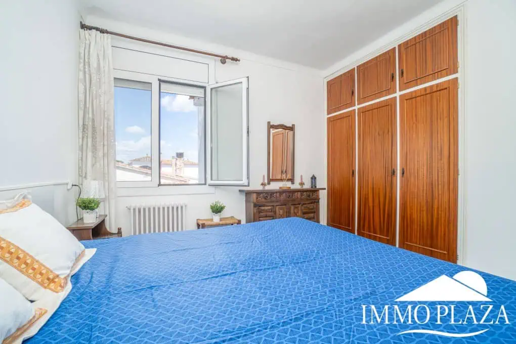 Spacious family house, 4 bedrooms, 2 bathrooms, garage and 2 private parking spaces, pool possible.