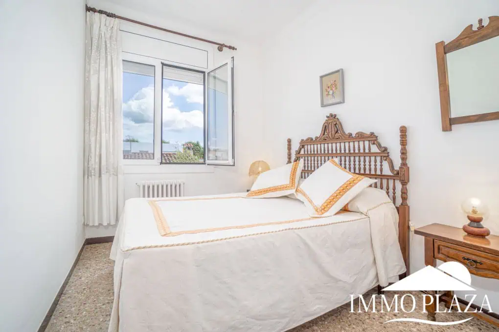 Spacious family house, 4 bedrooms, 2 bathrooms, garage and 2 private parking spaces, pool possible.