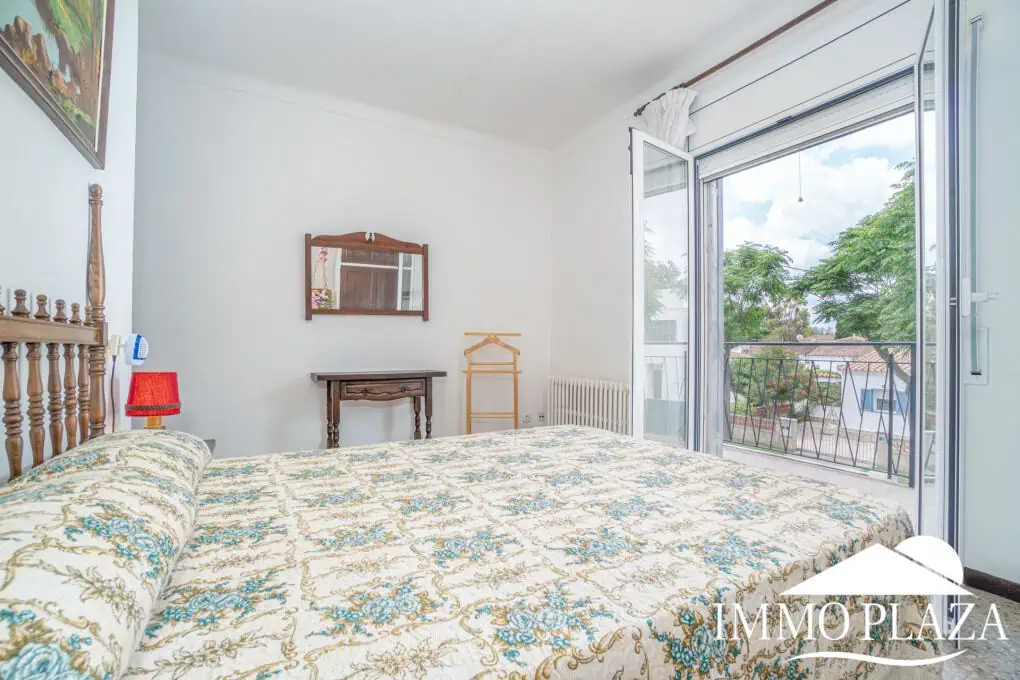Spacious family house, 4 bedrooms, 2 bathrooms, garage and 2 private parking spaces, pool possible.