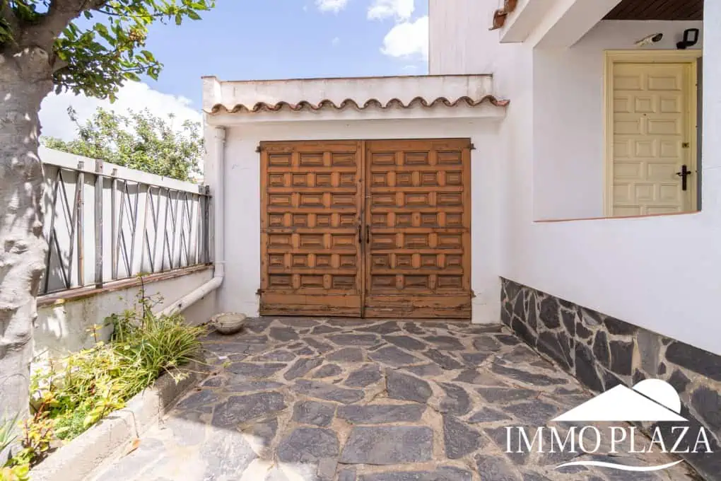 Spacious family house, 4 bedrooms, 2 bathrooms, garage and 2 private parking spaces, pool possible.