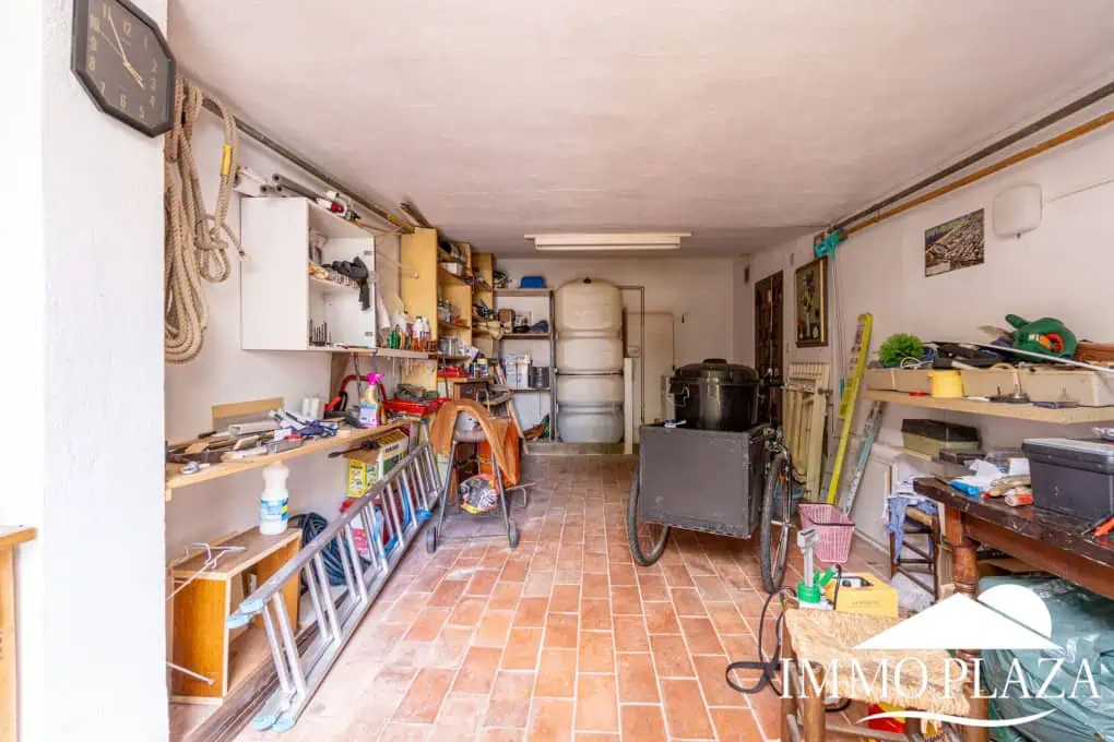 Spacious family house, 4 bedrooms, 2 bathrooms, garage and 2 private parking spaces, pool possible.