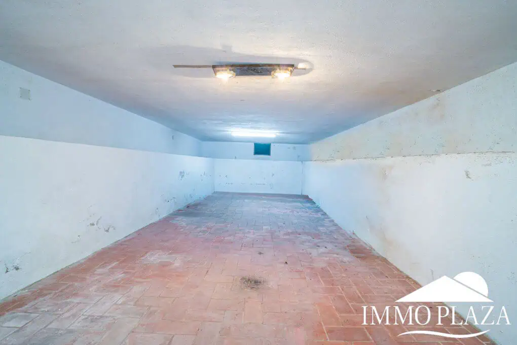 Spacious family house, 4 bedrooms, 2 bathrooms, garage and 2 private parking spaces, pool possible.