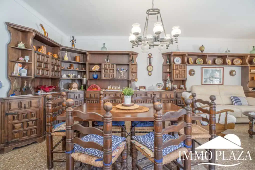 Spacious family house, 4 bedrooms, 2 bathrooms, garage and 2 private parking spaces, pool possible.