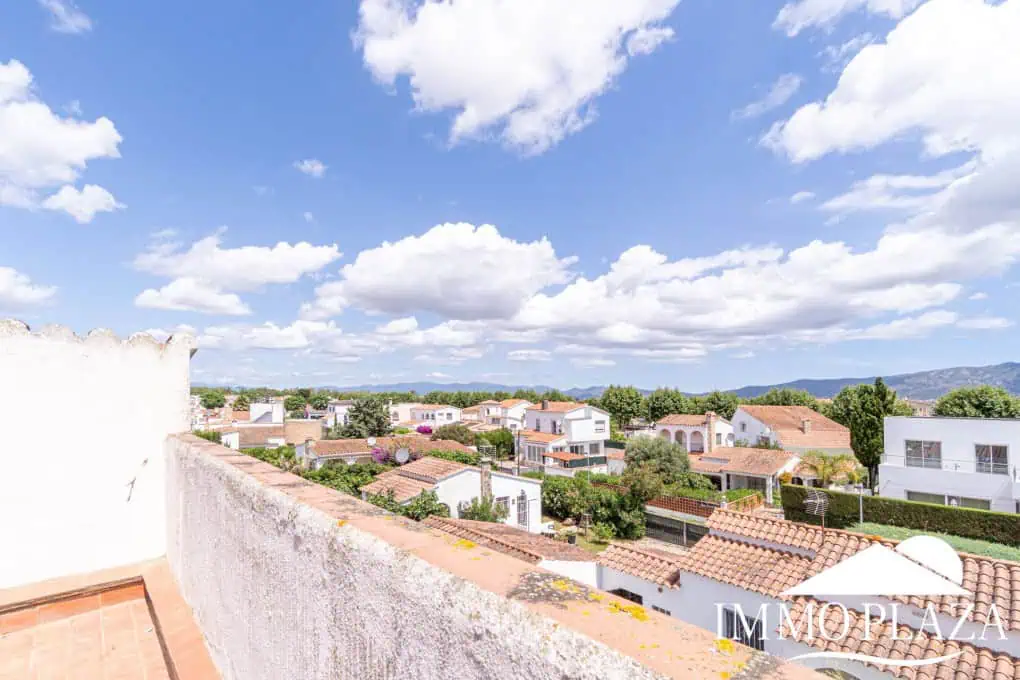 Spacious family house, 4 bedrooms, 2 bathrooms, garage and 2 private parking spaces, pool possible.