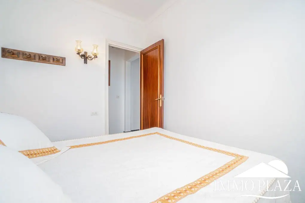 Spacious family house, 4 bedrooms, 2 bathrooms, garage and 2 private parking spaces, pool possible.