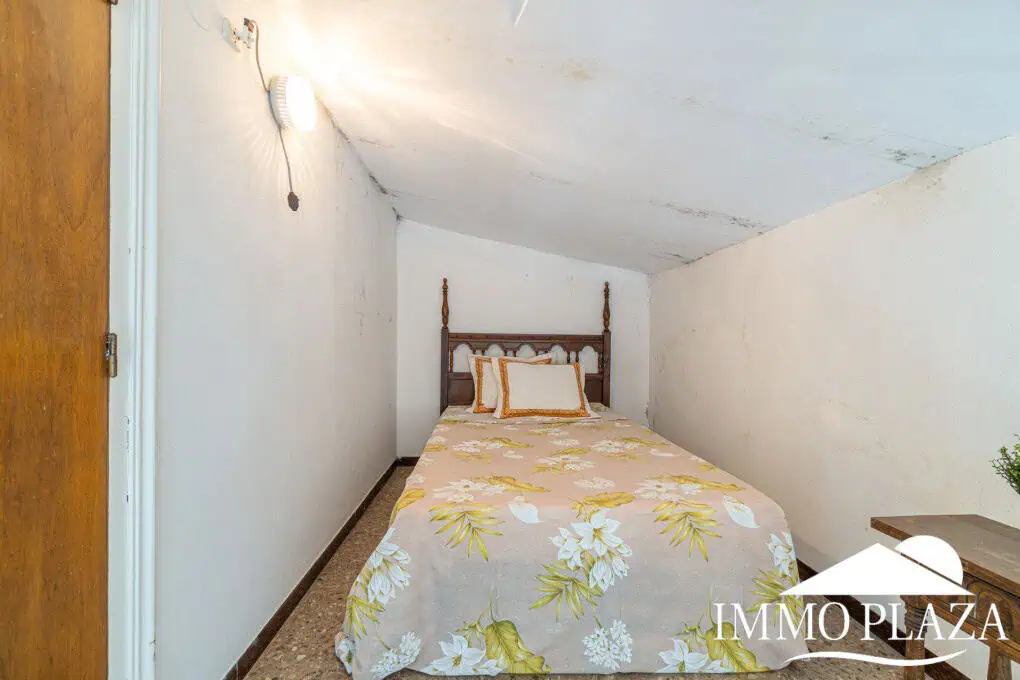Spacious family house, 4 bedrooms, 2 bathrooms, garage and 2 private parking spaces, pool possible.