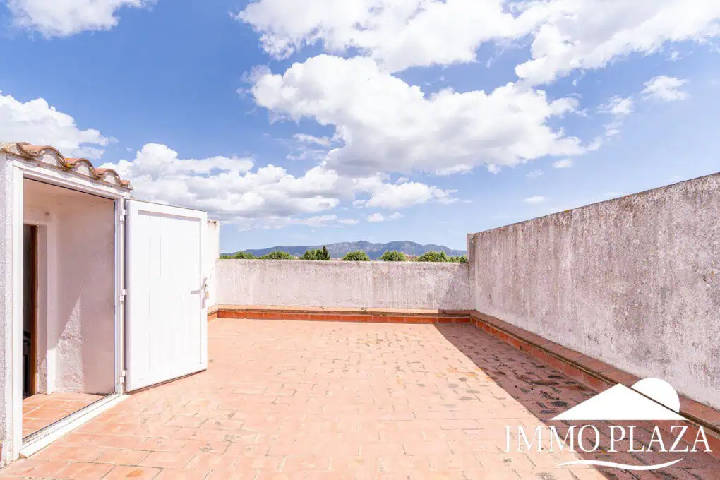 Spacious family house, 4 bedrooms, 2 bathrooms, garage and 2 private parking spaces, pool possible.
