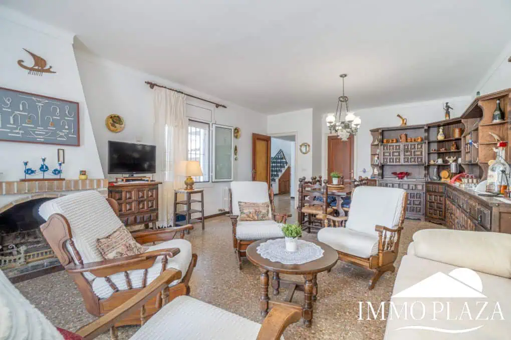 Spacious family house, 4 bedrooms, 2 bathrooms, garage and 2 private parking spaces, pool possible.