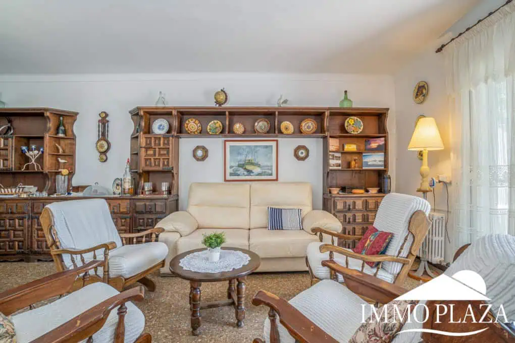 Spacious family house, 4 bedrooms, 2 bathrooms, garage and 2 private parking spaces, pool possible.