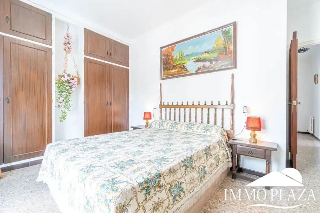 Spacious family house, 4 bedrooms, 2 bathrooms, garage and 2 private parking spaces, pool possible.