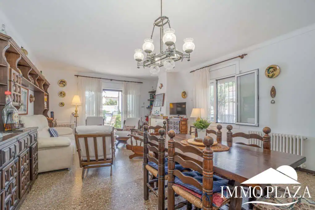 Spacious family house, 4 bedrooms, 2 bathrooms, garage and 2 private parking spaces, pool possible.