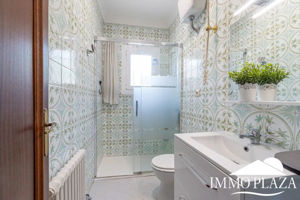 Spacious family house, 4 bedrooms, 2 bathrooms, garage and 2 private parking spaces, pool possible.
