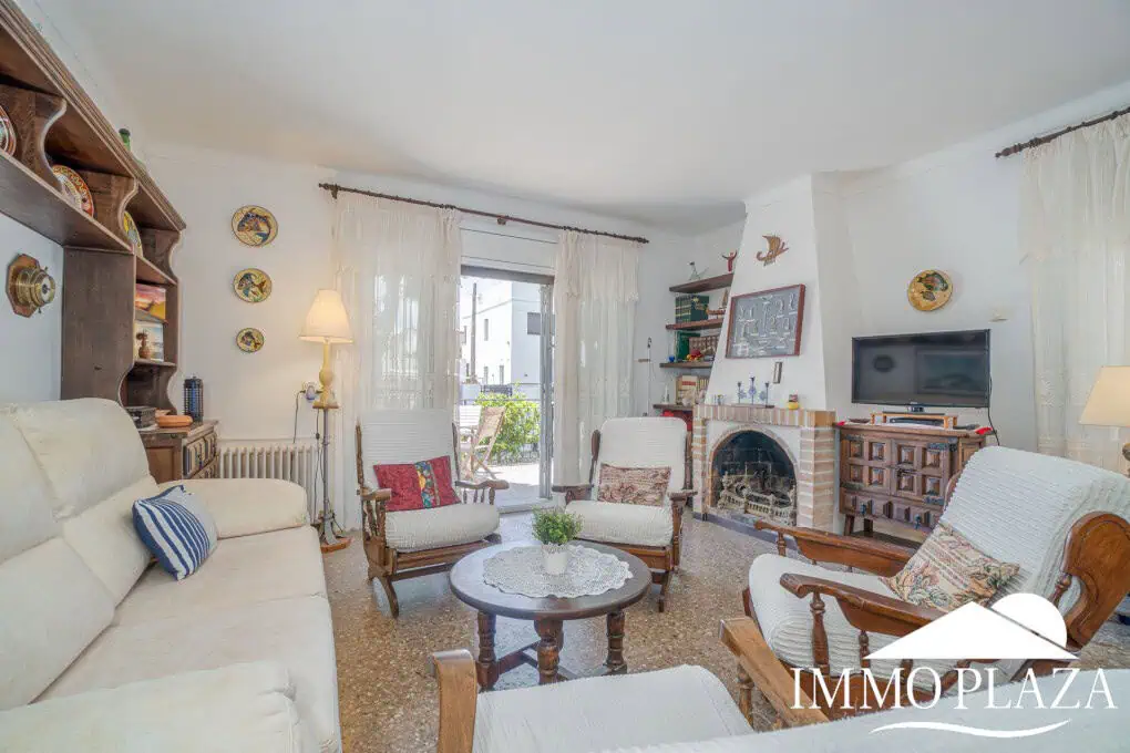 Spacious family house, 4 bedrooms, 2 bathrooms, garage and 2 private parking spaces, pool possible.