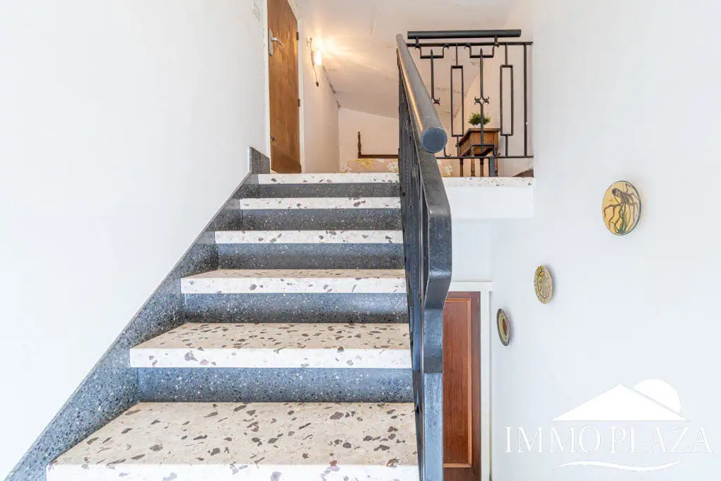 Spacious family house, 4 bedrooms, 2 bathrooms, garage and 2 private parking spaces, pool possible.
