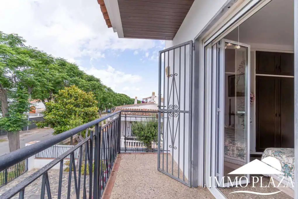 Spacious family house, 4 bedrooms, 2 bathrooms, garage and 2 private parking spaces, pool possible.