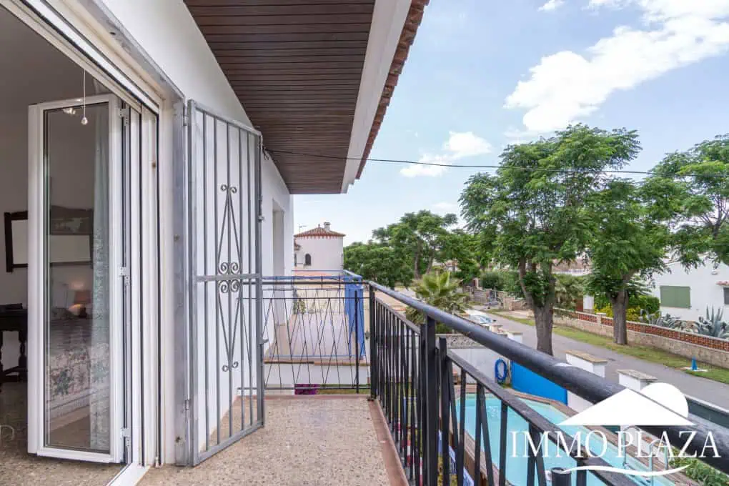 Spacious family house, 4 bedrooms, 2 bathrooms, garage and 2 private parking spaces, pool possible.