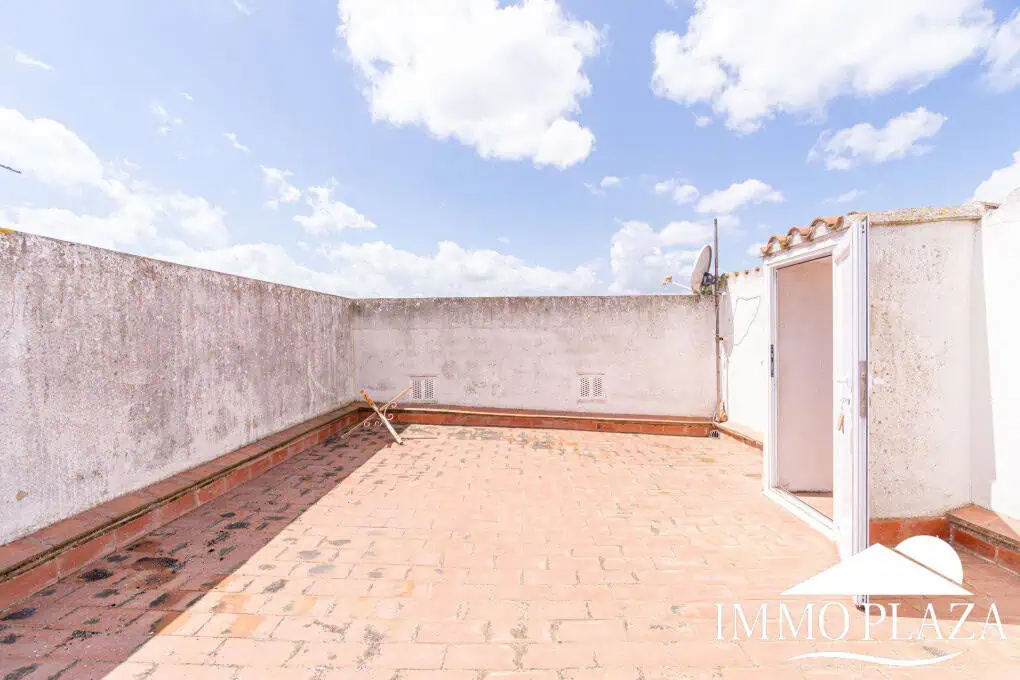 Spacious family house, 4 bedrooms, 2 bathrooms, garage and 2 private parking spaces, pool possible.