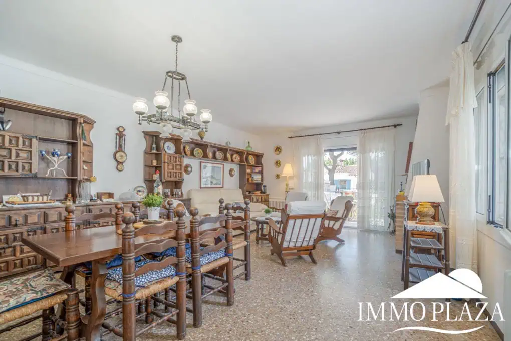 Spacious family house, 4 bedrooms, 2 bathrooms, garage and 2 private parking spaces, pool possible.