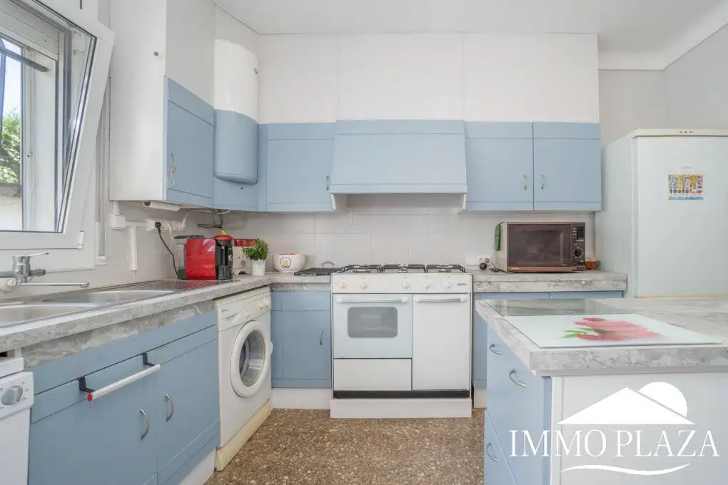 Spacious family house, 4 bedrooms, 2 bathrooms, garage and 2 private parking spaces, pool possible.